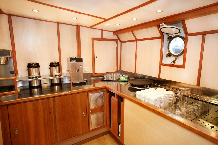 Alpine Peaks of Spitsbergen, Ski & Sail